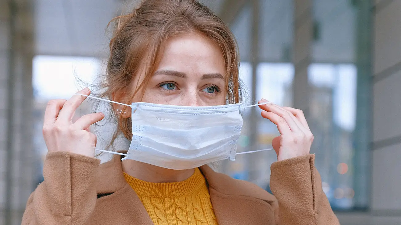 Mujer con mascarilla