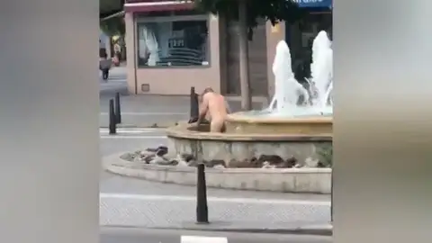 Un baño muy peculiar durante el confinamiento por coronavirus en Las Palmas de Gran Canaria Un baño muy peculiar durante el confinamiento por coronavirus en Las Palmas de Gran Canaria