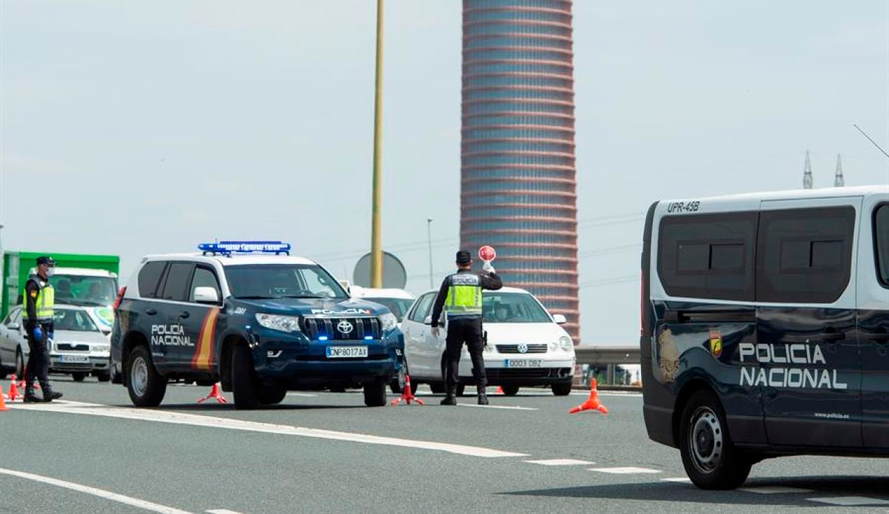 Efectivos de la policía Nacional en un control de tráfico para evitar los desplazamientos durante el estado de alarma.