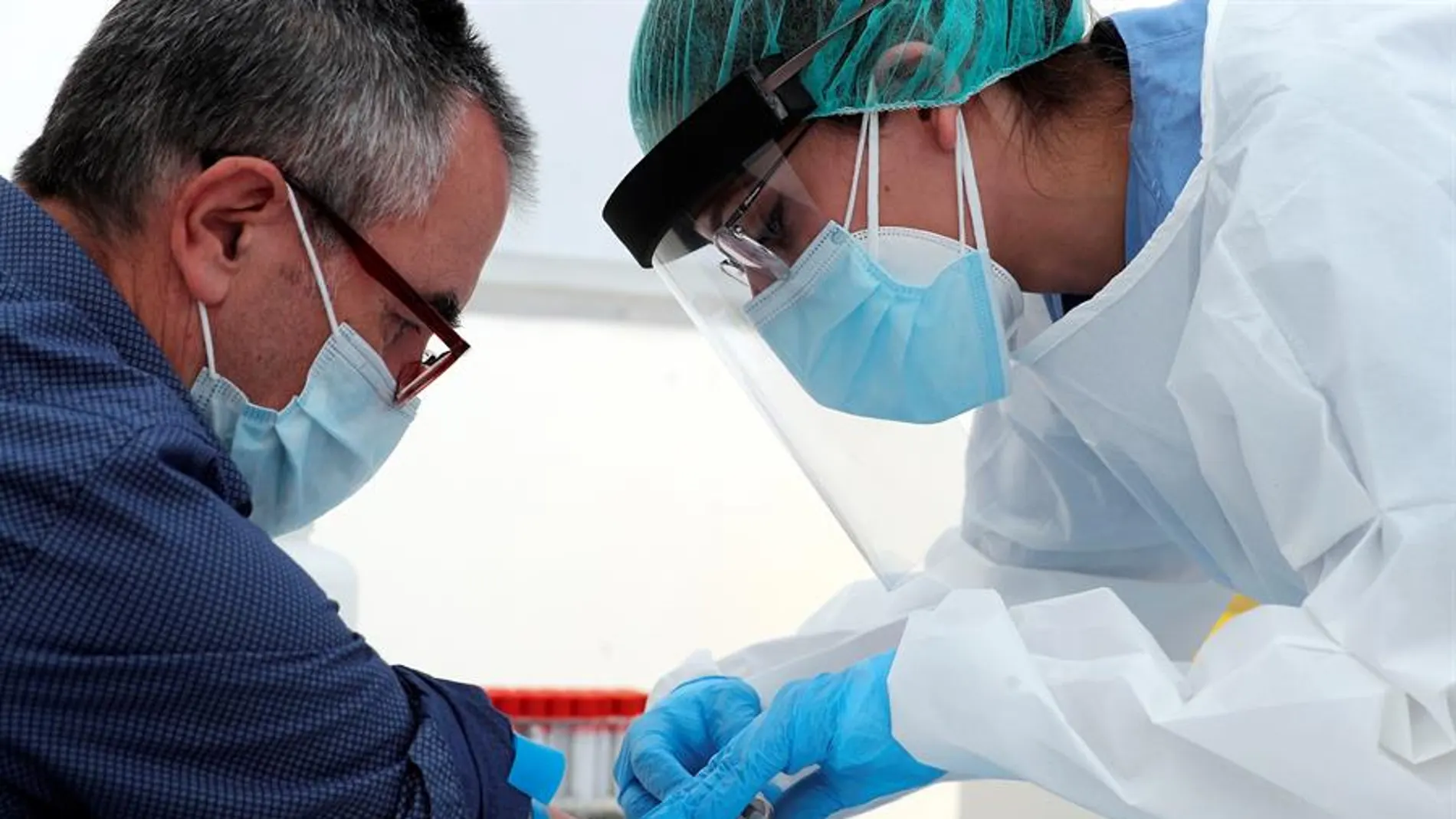 Una enfermera realiza una extracción de sangre para realizar la prueba de anticuerpos Una enfermera realiza una extracción de sangre para realizar la prueba de anticuerpos