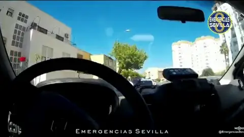 Arriesgada persecución y detención de un joven tras fugarse de un control policial en Sevilla Arriesgada persecución y detención de un joven tras fugarse de un control policial en Sevilla