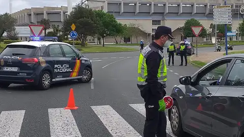 Los controles en carreteras se intensifican con motivo del puente de Mayo Control policial en la S-20