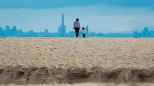 Padres e hijos juegan y pasean en la playa de El Masnou, Barcelona playa