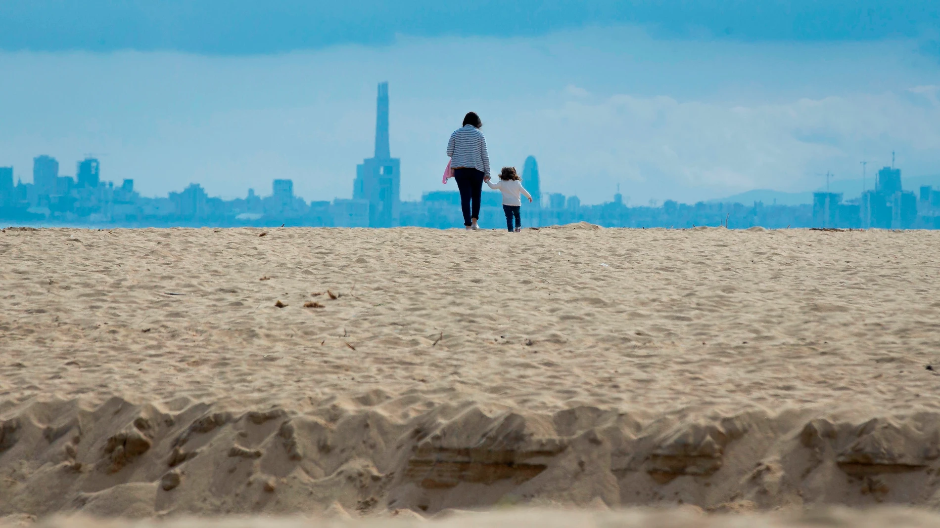 Padres e hijos juegan y pasean en la playa de El Masnou, Barcelona Padres e hijos juegan y pasean en la playa de El Masnou, Barcelona