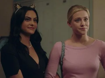 Camila Mendes y Lili Reinhart como Veronica y Betty en 'Riverdale' Camila Mendes y Lili Reinhart como Veronica y Betty en 'Riverdale'