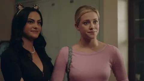 Camila Mendes y Lili Reinhart como Veronica y Betty en 'Riverdale' Camila Mendes y Lili Reinhart como Veronica y Betty en 'Riverdale'