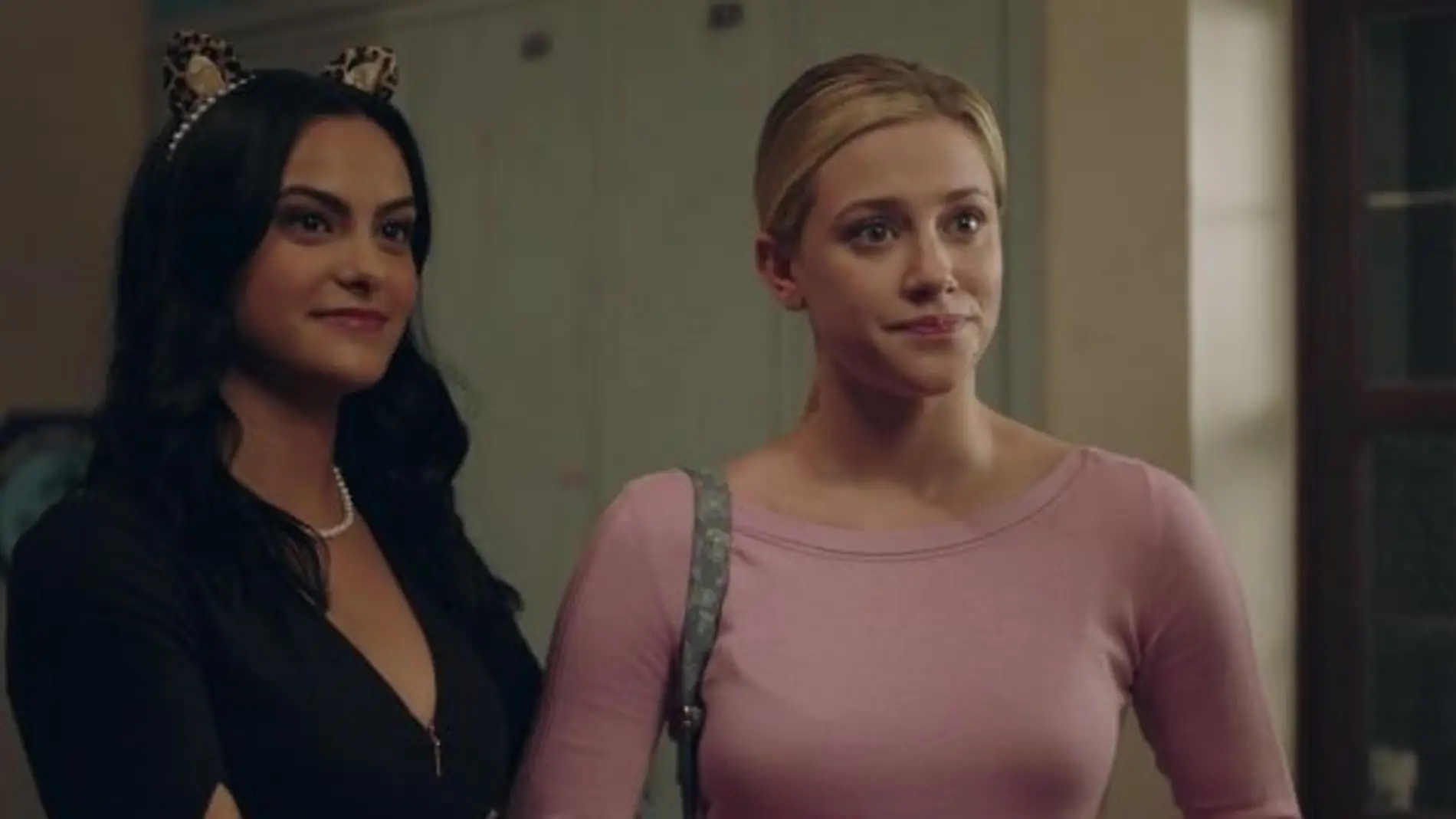 Camila Mendes y Lili Reinhart como Veronica y Betty en 'Riverdale'