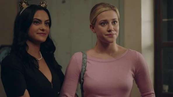 Camila Mendes y Lili Reinhart como Veronica y Betty en 'Riverdale' Camila Mendes y Lili Reinhart como Veronica y Betty en 'Riverdale'