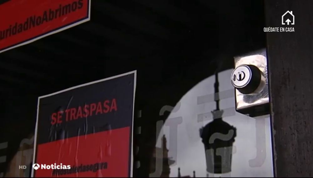 Los hosteleros de Salamanca cuelgan carteles de 'Se traspasa' como protesta contra la desescalada del coronavirus