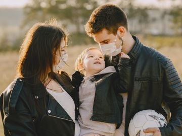 Una familia con mascarillas