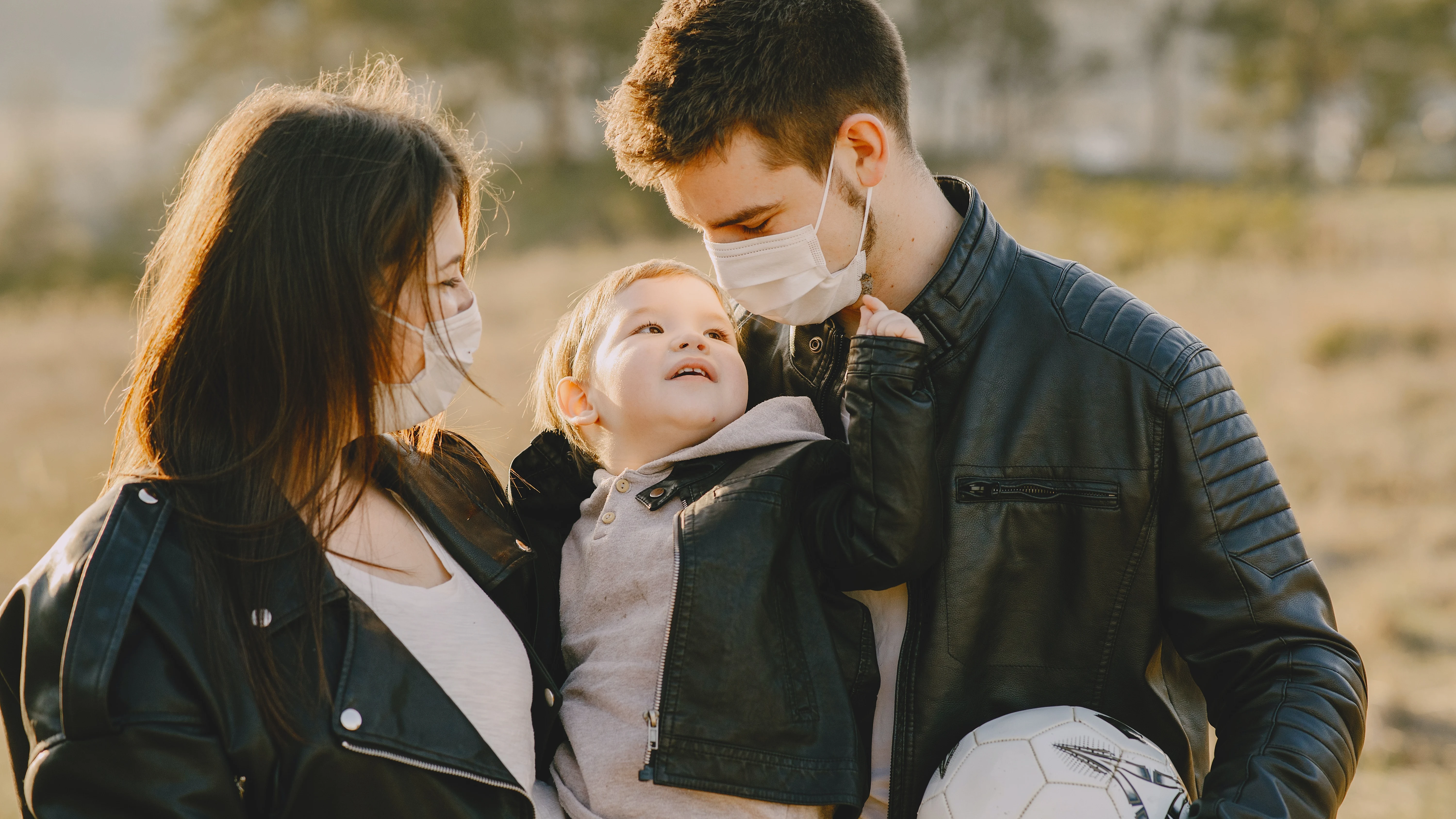 Una familia con mascarillas Una familia con mascarillas