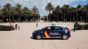 Agentes de la Polic&iacute;a Nacional circulan por el jard&iacute;n del rio Turia, en Valencia