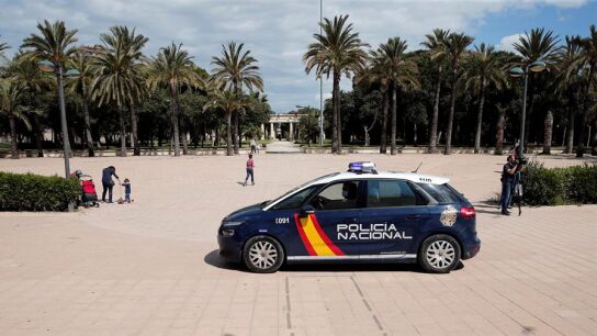Agentes de la Polic&iacute;a Nacional circulan por el jard&iacute;n del rio Turia, en Valencia