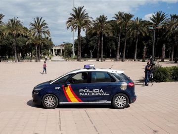 Agentes de la Policía Nacional circulan por el jardín del rio Turia, en Valencia
