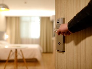 Una persona entra en una habitación de hotel