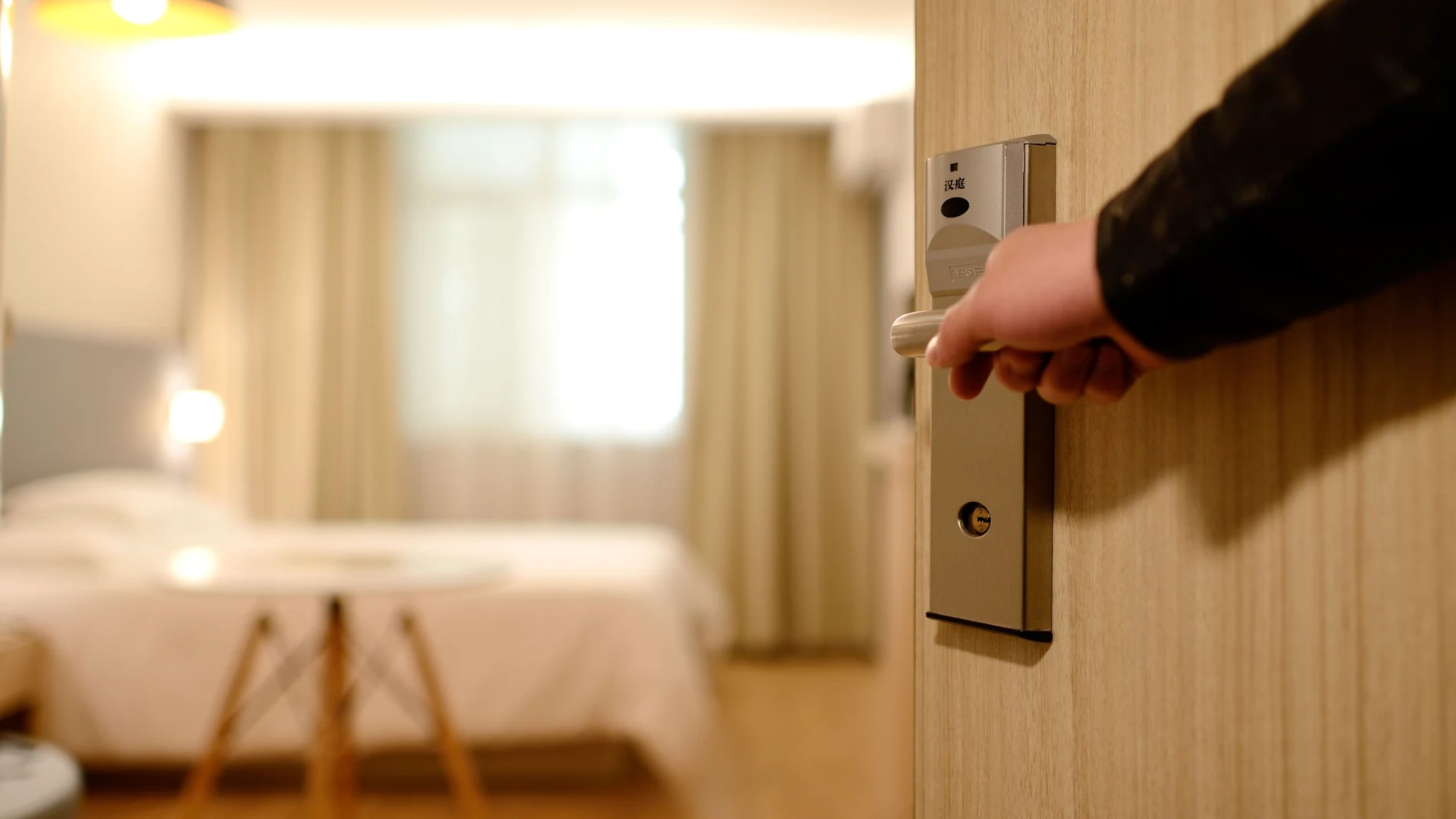 Una persona entra en una habitación de hotel Una persona entra en una habitación de hotel
