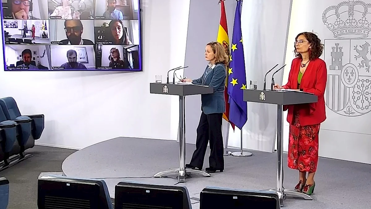 Mar&iacute;a Jes&uacute;s Montero y Nadia Calvi&ntilde;o durante una rueda de prensa