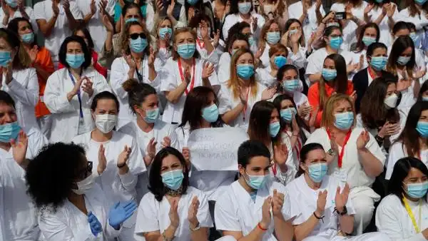 Sanitarios en el hospital de campa&ntilde;a de Ifema