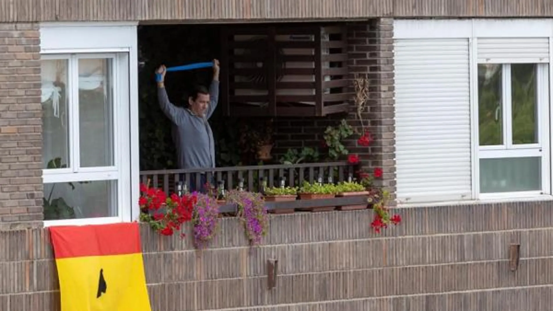 Un vecino de Zaragoza haciendo ejercicio Un vecino de Zaragoza haciendo ejercicio