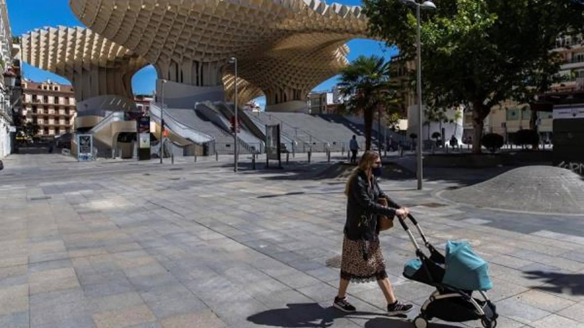 Una mujer pasea por la 'Plaza de las Setas' Una mujer pasea por la 'Plaza de las Setas'