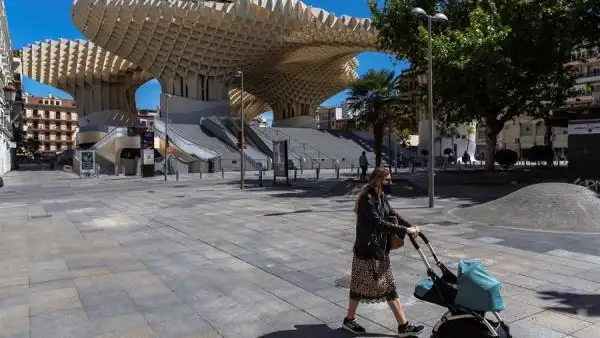 Una mujer pasea por la 'Plaza de las Setas' Una mujer pasea por la 'Plaza de las Setas'