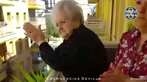 Sacramento celebra sus 101 años con la visita de la Policía de Sevilla durante el confinamiento por el coronavirus Sacramento celebra sus 101 años con la visita de la Policía de Sevilla durante el confinamiento por el coronavirus