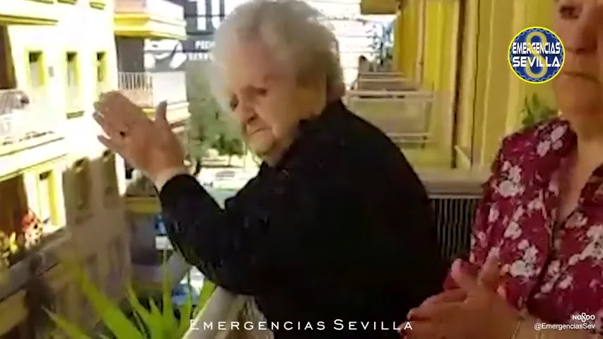 Sacramento celebra sus 101 a&ntilde;os con la visita de la Polic&iacute;a de Sevilla durante el confinamiento por el coronavirus