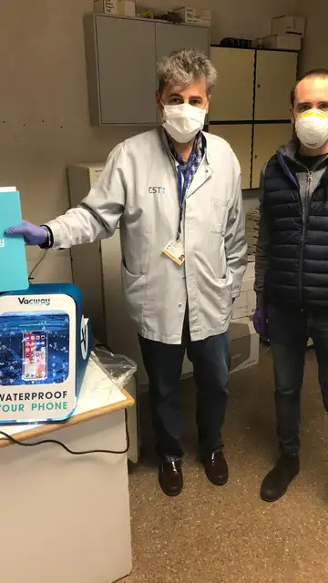 Donan máquinas para plastificar los móviles durante el coronavirus Donan máquinas para plastificar los móviles durante el coronavirus