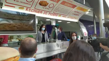 Isabel Díaz Ayuso y José Luis Martínez Almeida en un puesto de calamares Isabel Díaz Ayuso y José Luis Martínez Almeida en un puesto de calamares