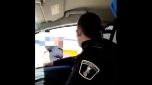 Momento de la humillaci&oacute;n de un polic&iacute;a local a un transexual