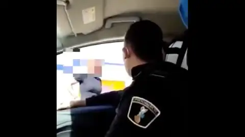 Momento de la humillación de un policía local a un transexual Momento de la humillación de un policía local a un transexual
