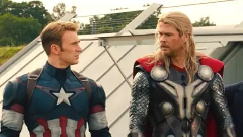 Chris Evans y Chris Hemsworth como Capitán América y Thor Chris Evans y Chris Hemsworth como Capitán América y Thor