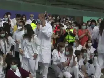 La emoción en el cierre del hospital de IFEMA lleva a no respetar el distanciamiento social por el coronavirus La emoción en el cierre del hospital de IFEMA lleva a no respetar el distanciamiento social por el coronavirus