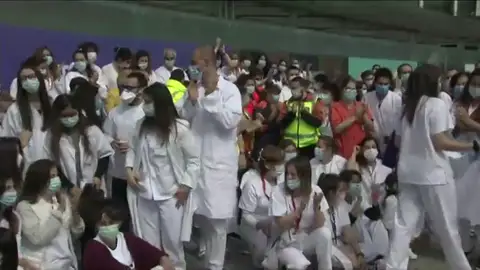 La emoción en el cierre del hospital de IFEMA lleva a no respetar el distanciamiento social por el coronavirus La emoción en el cierre del hospital de IFEMA lleva a no respetar el distanciamiento social por el coronavirus