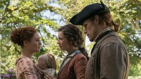 Sophie Skelton, Caitriona Balfe, Sam Heughan como Brianna, Claire y Jamie Fraser en 'Outlander' Sophie Skelton, Caitriona Balfe, Sam Heughan como Brianna, Claire y Jamie Fraser en 'Outlander'