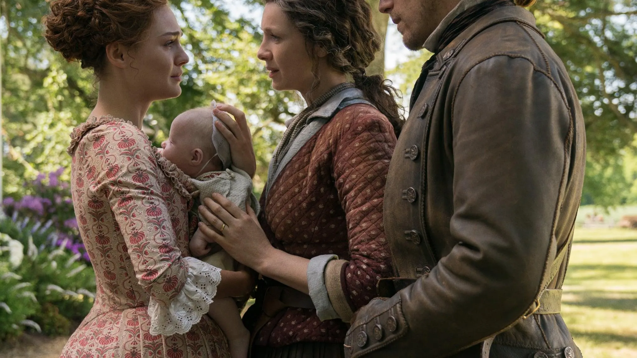 Sophie Skelton, Caitriona Balfe, Sam Heughan como Brianna, Claire y Jamie Fraser en 'Outlander' Sophie Skelton, Caitriona Balfe, Sam Heughan como Brianna, Claire y Jamie Fraser en 'Outlander'