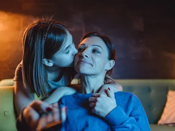 Madre e hija viendo la televisión Madre e hija viendo la televisión