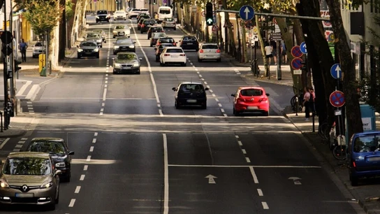 Coches circulando por la ciudad Coches circulando por la ciudad