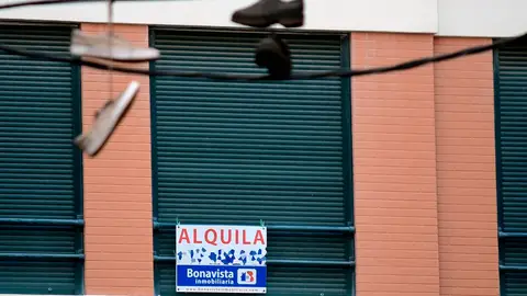 Imagen de archivo de un cartel de alquiler de una vivienda. okupas