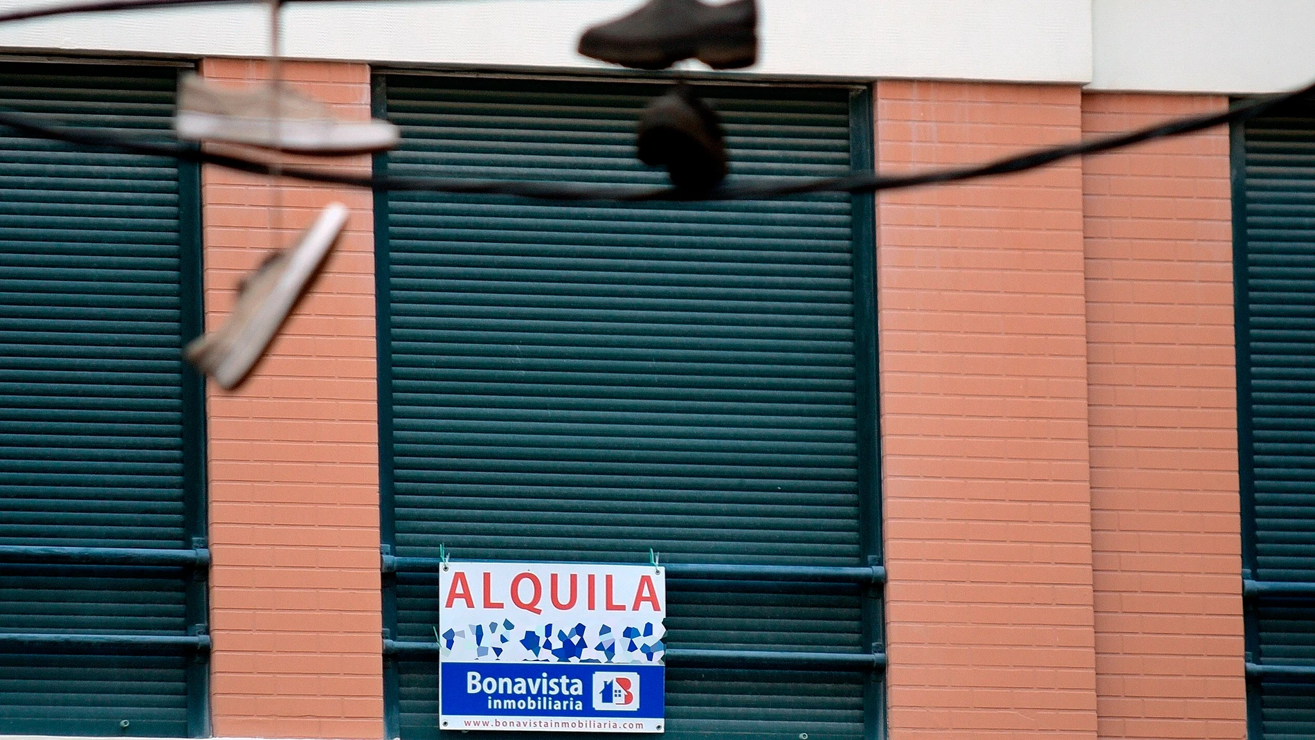 Imagen de archivo de un cartel de alquiler de una vivienda. Imagen de archivo de un cartel de alquiler de una vivienda.