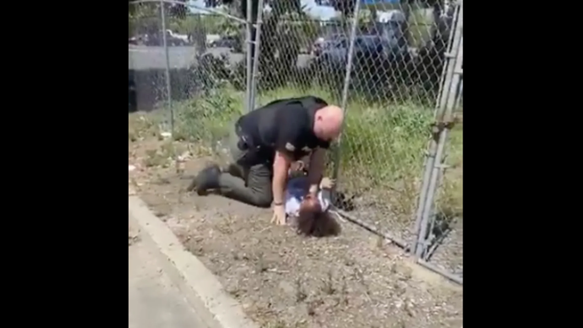 Un Policía de California propina una paliza a un menor  Un Policía de California propina una paliza a un menor