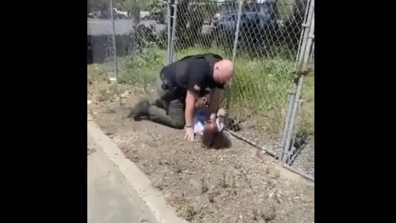Un Policía de California propina una paliza a un menor Un Policía de California propina una paliza a un menor