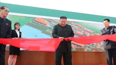 Kim Jong-Un reaparece tras tres semanas ausente Kim Jong-Un reaparece tras tres semanas ausente
