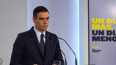A3 Noticias Fin de Semana (02-05-20) Pedro Sánchez pedirá una nueva prórroga del estado de alarma y confirma la obligatoriedad de mascarillas en el transporte público A3 Noticias Fin de Semana (02-05-20) Pedro Sánchez pedirá una nueva prórroga del estado de alarma y confirma la obligatoriedad de mascarillas en el transporte público