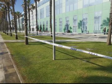 Precintan los jardines de la Barceloneta para evitar aglomeraciones de deportistas por coronavirus