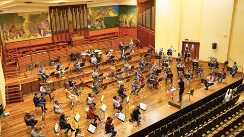 La Orquesta Sinfónica de Euskadi vuelve a los ensayos con medidas para protegerse del coronavirus La Orquesta Sinfónica de Euskadi vuelve a los ensayos con medidas para protegerse del coronavirus