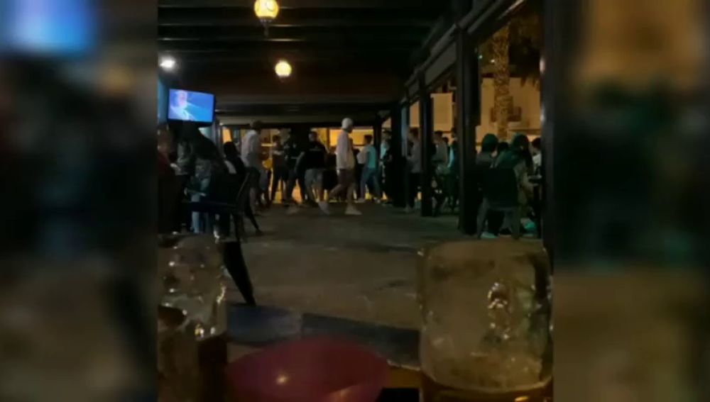 Vídeo: Una terraza de Pedregalejo, destrozada por una pelea entre varios clientes