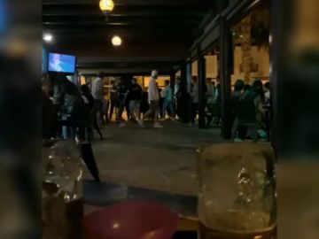 Vídeo: Una terraza de Pedregalejo, destrozada por una pelea entre varios clientes