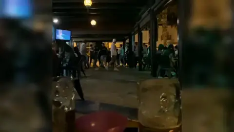 Vídeo: Una terraza de Pedregalejo, destrozada por una pelea entre varios clientes Vídeo: Una terraza de Pedregalejo, destrozada por una pelea entre varios clientes