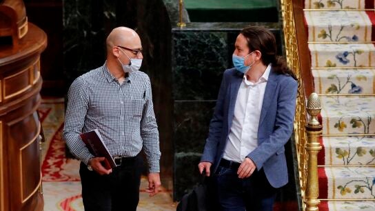 Pablo Iglesias conversa con el diputado de Unidas Podemos Txema Guijarro a su llegada al Congreso